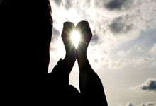 欧博ABG：瓦妮莎与女儿看篮球赛！身材傲人有韵味，43岁还是单身.